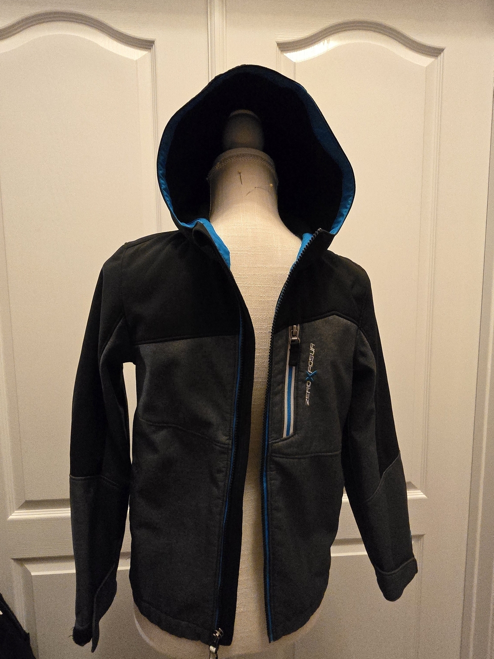 2XU Kids Black & Charcoal Hooded Jacket with Blue Trim